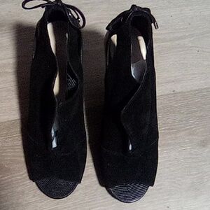 NINE West ladies open toe heels. . 4" heels. Size 8M. Leather uppers.